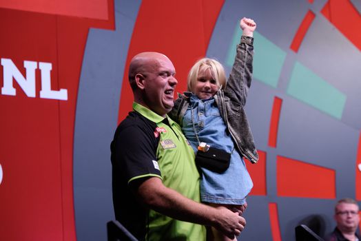 Michael van Gerwen weet 'taaie' Danny Noppert makkelijk te breken bij World Series of Darts