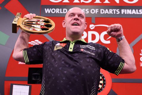 Herboren topdarter Michael van Gerwen barst van emotie na winst World Series of Darts Finals: 'Ik ben nog niet klaar'