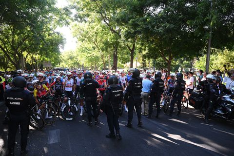 Vuelta eindigt in grote chaos: pro-Palestijnse demonstranten breken door dranghekken en zorgen voor anticlimax