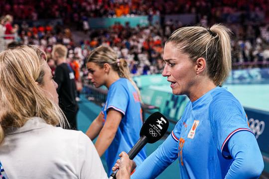 Tophandbalster Estavana Polman arriveert opgelucht in Nederland voor belangrijke test
