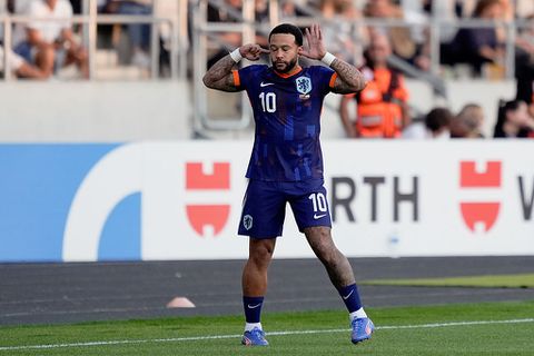 Topvoetballer Memphis Depay dolblij na liefdevolle hereniging in Brazilië