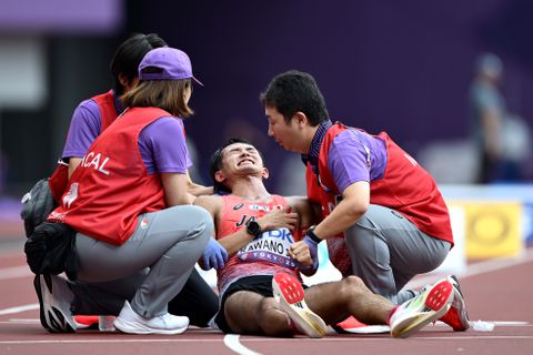 Publiek bij WK atletiek houdt adem in: Japanse atleet zakt in elkaar na loodzware wedstrijd