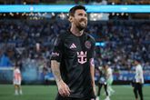 Lionel Messi faalt vanaf elf meter. ©Getty Images