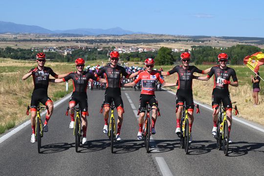 Toprenner Jonas Vingegaard bezorgt Visma nagenoeg perfect wielerjaar met eindzege in verstoorde Vuelta