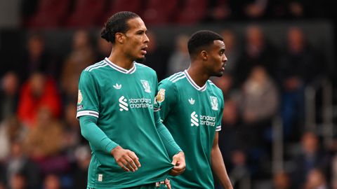 Arne Slot heeft geluk wéér aan zijn zijde: Liverpool komt in absolute slotfase met schrik vrij tegen promovendus