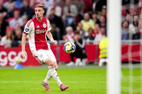 Jade Anna van Vliet (vriendin Kenneth Taylor) zorgt voor bizar tafereel tijdens wedstrijd van Ajax in de Eredivisie
