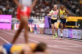 Tim Van De Velde (l) helpt Carlos San Martin tijdens de WK atletiek in Tokio © GettyImages.