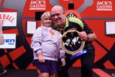Michael van Gerwen viert de zege op de World Series of Darts Finals met dochter Zoë. © PDC Darts