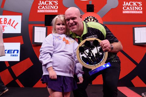 Topdarter Michael van Gerwen zorgt met dochter (8) voor ontroerende beelden na titel voor eigen publiek