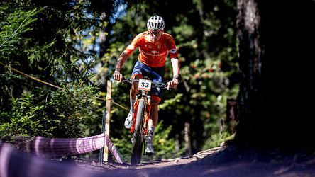 Mathieu van der Poel ziet bijna onmogelijke opdracht mislukken bij WK mountainbike