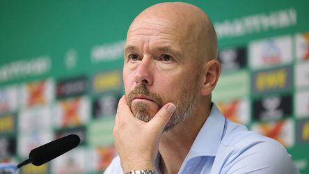 Leverkusen-verdediger lacht na vraag over ontslag van Erik ten Hag: 'Je wil me in de problemen brengen, hè?'