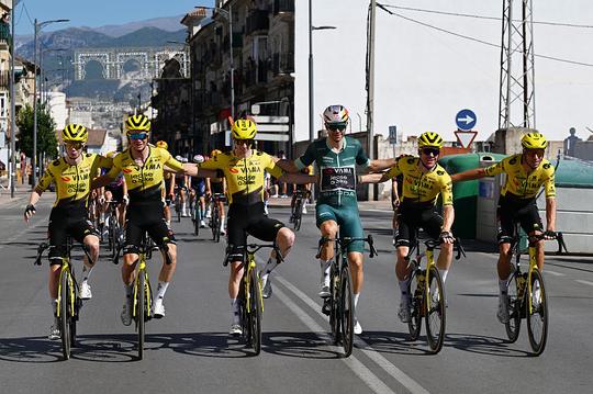 Nederlandse topwielrenner (39) verrast met bijzonder eerbetoon tijdens afscheid in Vuelta