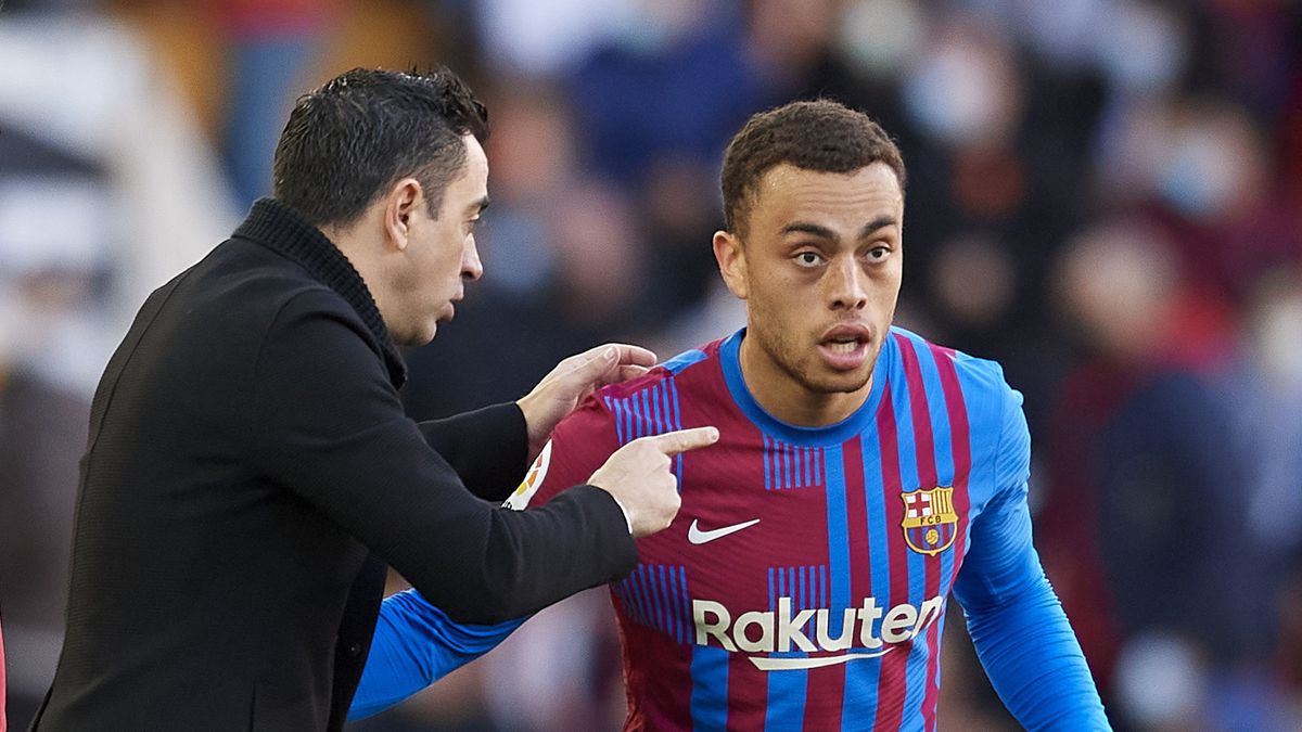 Teleurgestelde Sergiño Dest heeft idee dat Xavi niet eerlijk was: 'Jammer dat het zo moest eindigen'