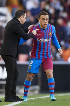 Teleurgestelde Sergiño Dest heeft idee dat Xavi niet eerlijk was: 'Jammer dat het zo moest eindigen'