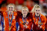 Oranje-hockeysters Lisa Post, Xan de Waard (m) met links Lisa Post en rechts Yibbi Jansen © Getty Images