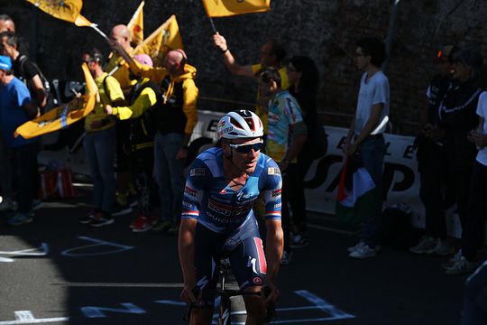 Britse Ethan Hayter verstoort Nederlands wielerfeestje in donkere proloog Tour of Holland