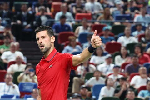 Tennislegende Novak Djokovic duikt op bij andere sport: 'Er is van alles aan de hand'