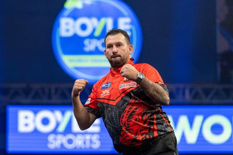 Ongeloof na bizarre uitspraak van topdarter Jonny Clayton: 'Dit kan toch niet waar zijn?!'