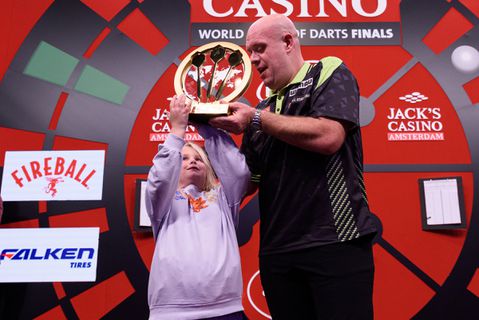 Topdarter Michael van Gerwen geeft openhartige verklaring na sportieve dreun: 'Het nieuws heeft veel effect op ze'
