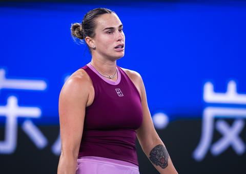Toptennisster Aryna Sabalenka lijdt pijnlijke nederlaag in eerste ronde Wuhan Open