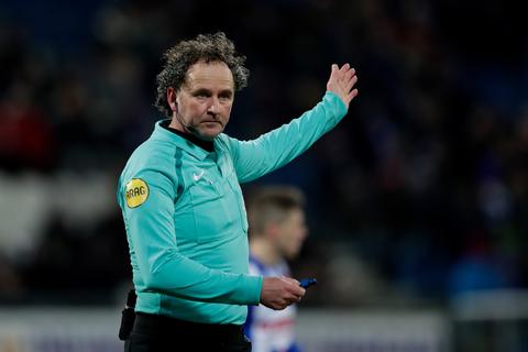 Bekende oud-scheidsrechter (58) windt zich op over keuzes KNVB: 'Je ziet het geregeld fout gaan'