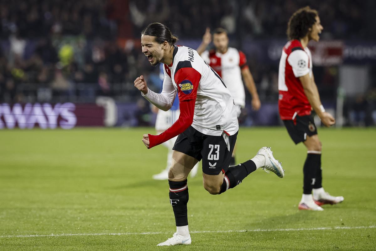 Live | Feyenoord-ster Anis Hadj Moussa laat De Kuip ontploffen: thuisploeg op voorsprong tegen Como