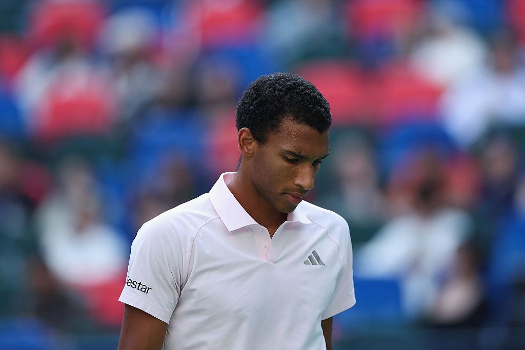 Toptennisser (26) vreest voor blessure na pijnlijke opgave in Shanghai: 'Ik hoop dat het niets ernstig is'