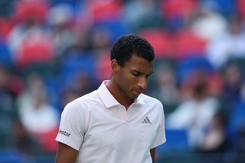 Toptennisser (26) vreest voor blessure na pijnlijke opgave in Shanghai: 'Ik hoop dat het niets ernstig is'