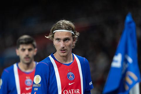 Ex-Ajacied Mika Godts krijgt al etiket 'miskoop' bij PSG: 'Nog te veel de normen van Nederlandse competitie'