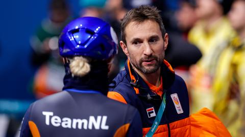 Succescoach Nederlandse shorttrackers experimenteert na gouden Olympische Spelen: 'We hebben bergen data'