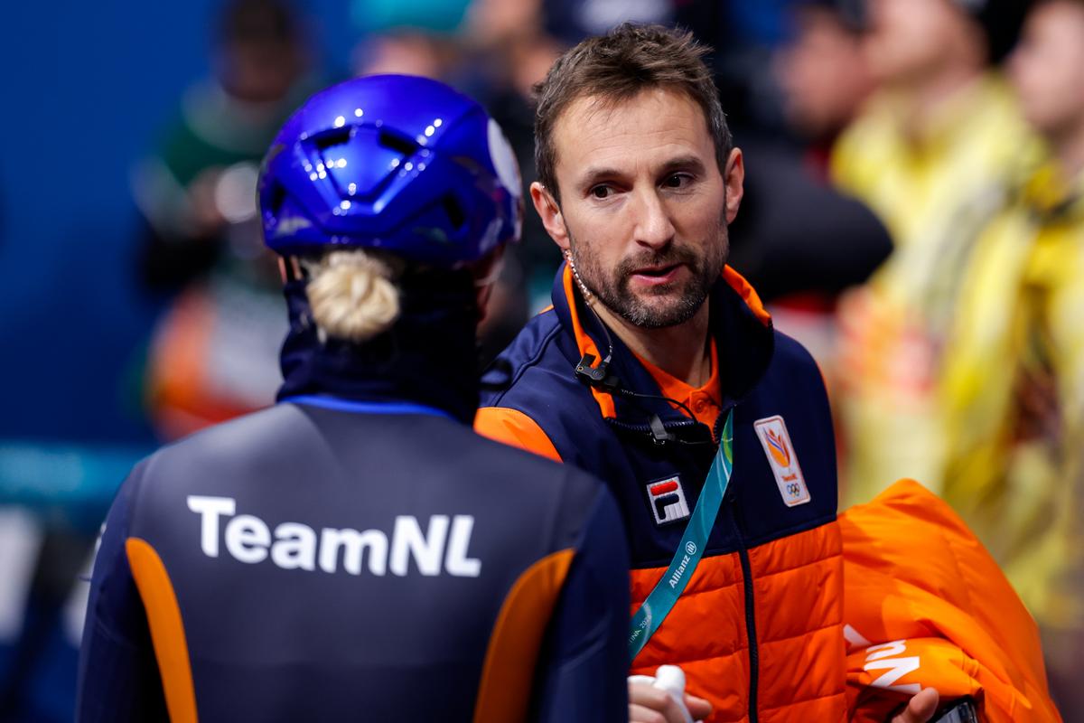 Succescoach Nederlandse shorttrackers experimenteert na gouden Olympische Spelen: 'Daar halen we nog niet alles uit'