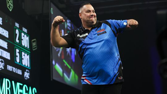 Jermaine Wattimena kruipt door oog van de naald op Grand Slam of Darts, tegenstander mist acht matchdarts