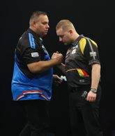 Jermaine Wattimena troost Dimitri van den Bergh. ©PDC