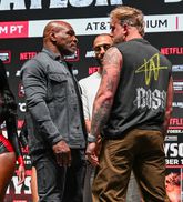 Mike Tyson en Jake Paul tijdens de staredown voorafgaand aan de laatste persconferentie voor het gevecht. ©Getty Images