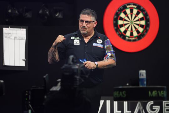 Topdarter Gary Anderson moest met spoed naar opticien tussen potjes op Grand Slam door: 'Ik heb geen idee'