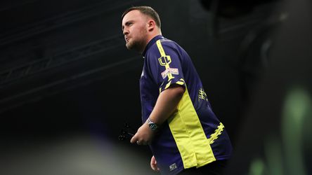 Onsportieve dartfans verpesten schitterende wedstrijd Mike De Decker en stuwen Luke Littler naar kwartfinale