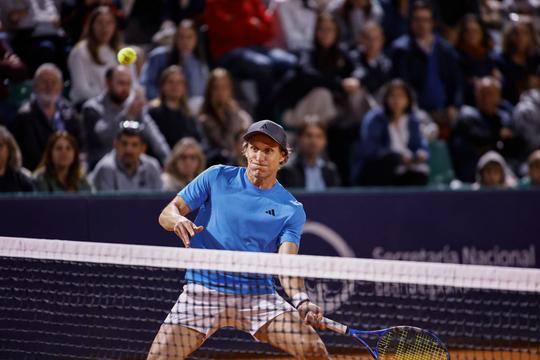 Voormalig profvoetballer Diego Forlán gaat pijnlijk onderuit bij officieel tennisdebuut