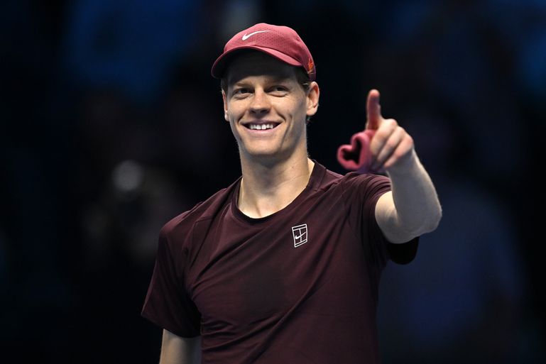 Toptennisser Jannik Sinner blijft foutloos ondanks definitief verlies van nummer één-positie