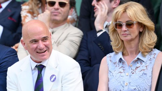 Daphne Deckers (vrouw tennislegende Richard Krajicek) ontevreden met wat ze in spiegel ziet: 'Geen gezicht'