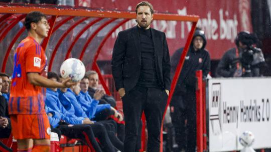 Succestrainer Spakenburg spreekt zich uit over pikant duel tegen FC Twente: 'Ze noemen het toeval...'