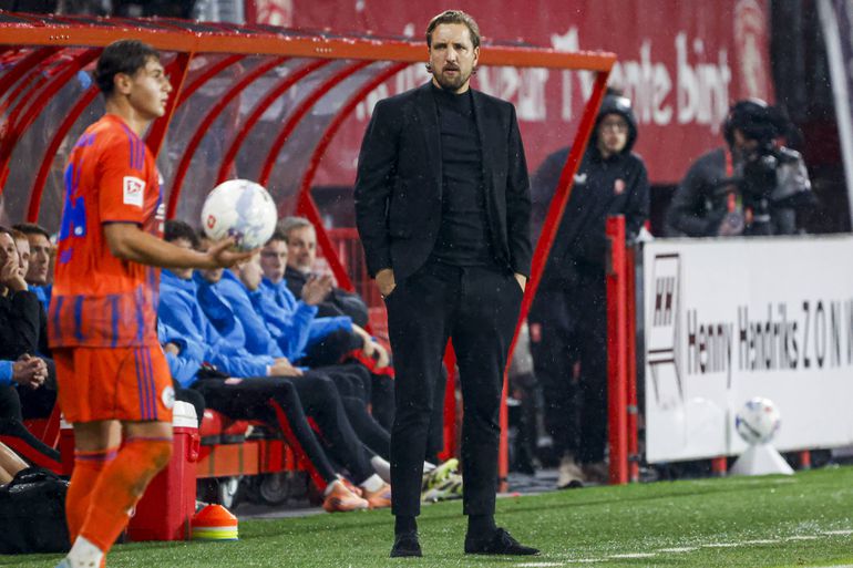 'Héél dankbare' succestrainer Spakenburg reageert op 'debuut' bij FC Twente: 'Dat is vrij uniek'