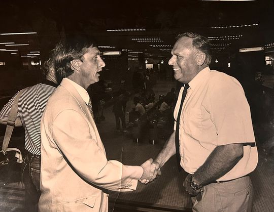 Johan Cruijff betrapte huidig Ajax-trainer in de kroeg op buitenlands tripje: 'Die zijn nou nog moe'