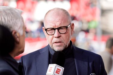 Ajax hakt knoop door over vrijgekomen positie van John Heitinga: 'We willen geduld en rust bewaren'