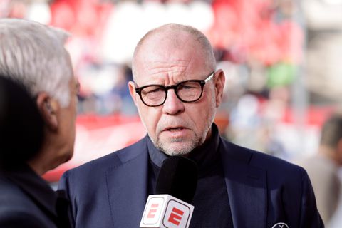 Ajax hakt knoop door over vrijgekomen positie van John Heitinga: 'We willen geduld en rust bewaren'