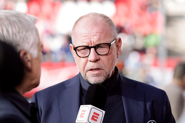 Ajax hakt knoop door over vrijgekomen positie van John Heitinga: 'We willen geduld en rust bewaren'