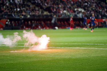 Voetballers Polen en Nederland opgeschrikt door vuurwerk, krankzinnige actie fans legt duel stil