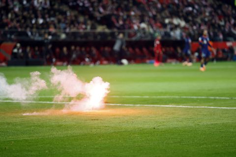 Voetballers Polen en Nederland opgeschrikt door vuurwerk, krankzinnige actie fans legt duel stil