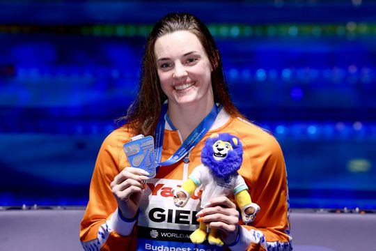 Nederlandse zwemster verpulvert record en pakt verrassende medaille op WK