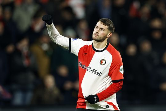 Feyenoord profiteert dankzij hattrick Santiago Giménez optimaal van uitglijder PSV en verkleint gat richting kraker