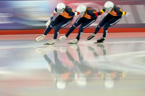 Flinke domper voor Nederland bij World Cup schaatsen Hamar, vervanger van Joy Beune onderuit bij ploegenachtervolging
